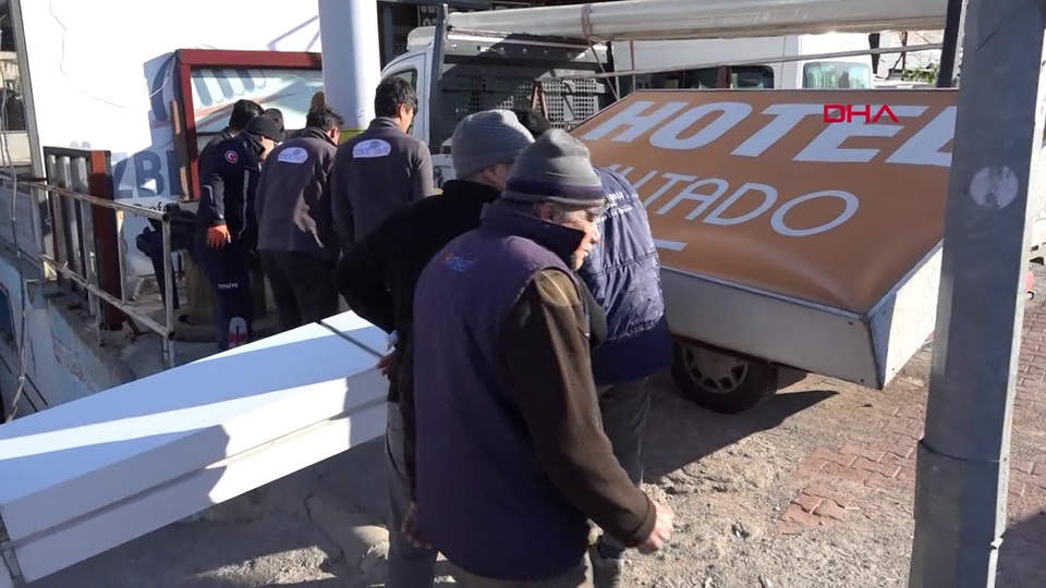 Rüzgar faciası! Üzerine 10 metrelik tabela düştü