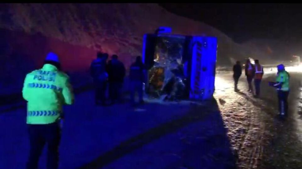 Sivas'ta yolcu otobüsü devrildi: 34 yaralı