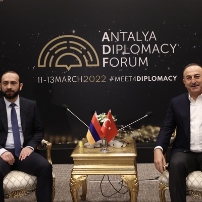 Bakan Çavuşoğlu, Ermeni mevkidaşı Mirzoyan'la görüştü