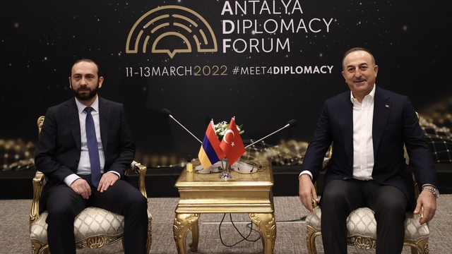 Bakan Çavuşoğlu, Ermeni mevkidaşı Mirzoyan'la görüştü