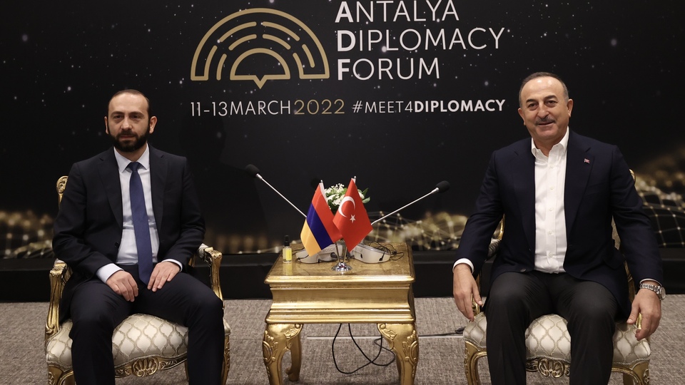 Bakan Çavuşoğlu, Ermeni mevkidaşı Mirzoyan'la görüştü