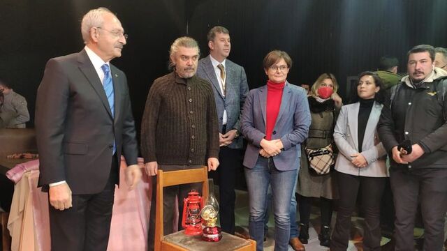 Kılıçdaroğlu'ndan Moda Sahnesi'ne kandilli ziyaret
