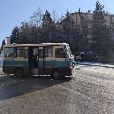 Yolcu dolu minibüs büyük tehlike atlattı