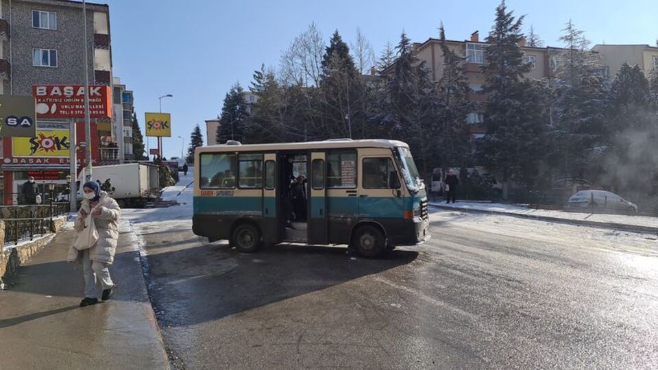 Yolcu dolu minibüs büyük tehlike atlattı
