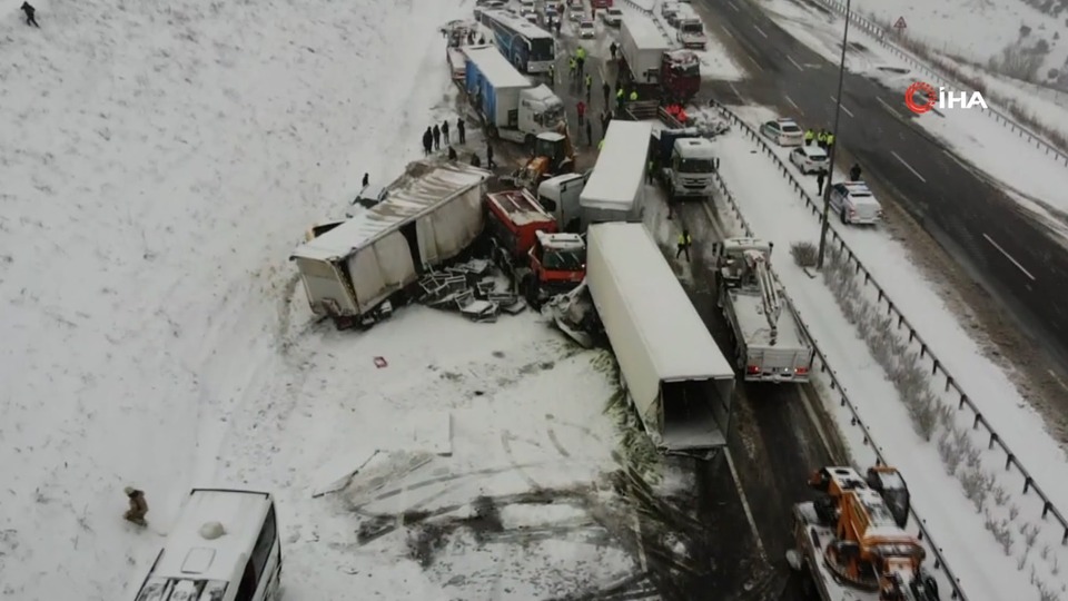 Kuzey Marmara Otoyolu'nda 4 TIR birbirine girdi!