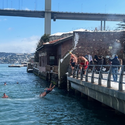 İlginç görüntü! Kar banyosu yapıp Boğaz'a atladılar