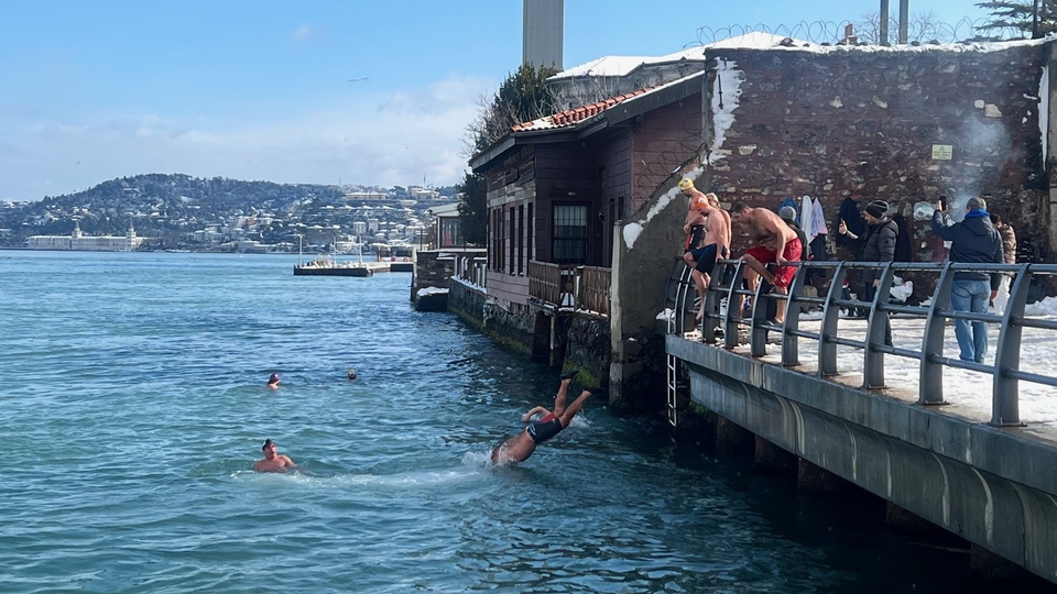 İlginç görüntü! Kar banyosu yapıp Boğaz'a atladılar