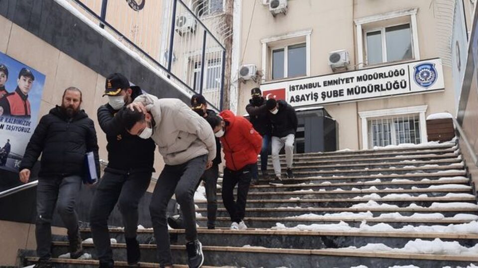 Milyonluk soygunun ardından teknede eğlenirken yakalandılar