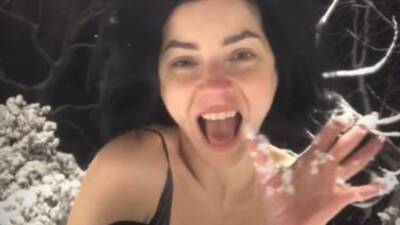 "Karda güneşleniyorum"