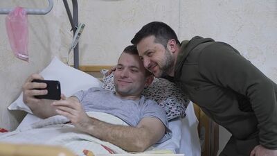 Ukrayna Devlet Başkanı Zelenskiy'den yaralı askerlere ziyaret