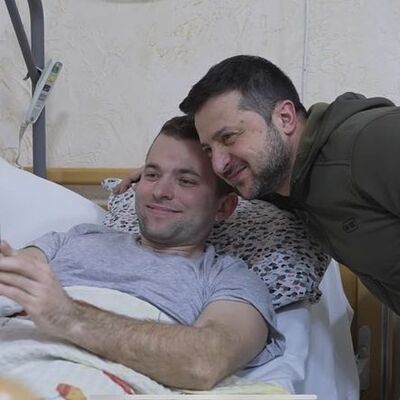 Ukrayna Devlet Başkanı Zelenskiy'den yaralı askerlere ziyaret