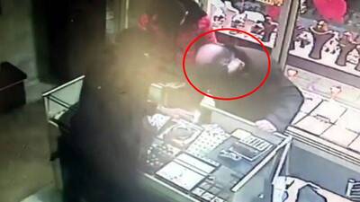 Soyguncu dehşeti! Kuyumcuyu boğazından böyle bıçakladı