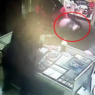 Soyguncu dehşeti! Kuyumcuyu boğazından böyle bıçakladı