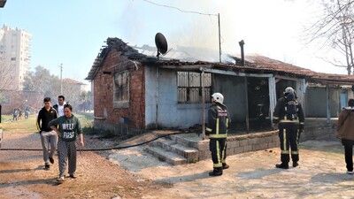 Evinin yandığını görünce kiracısına saldırdı!