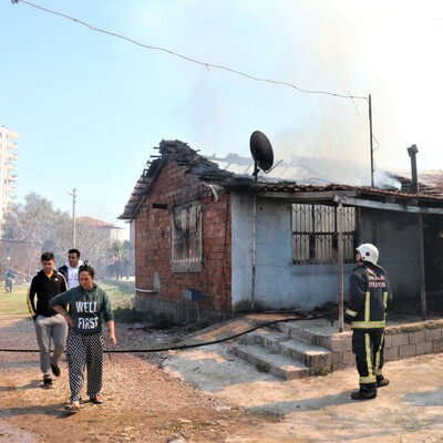 Evinin yandığını görünce kiracısına saldırdı!