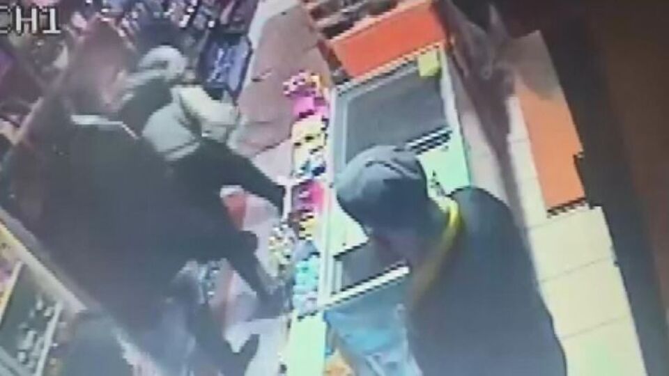 Beylikdüzü'nde laf atma kavgası! Silahlar patladı!