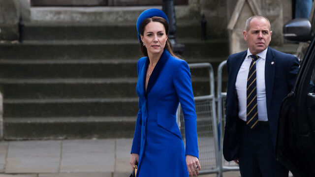 Takılarıyla mesaj verdi