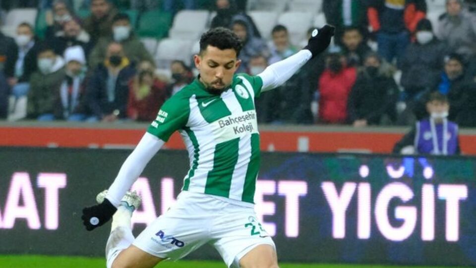 Flavio dizinden sakatlandı