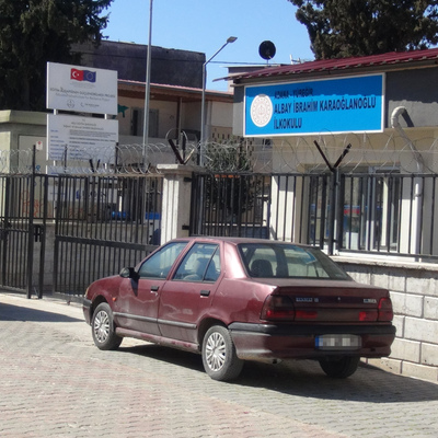 Zorba dehşet saçtı! Okuldaki görevliyi kaçırdı