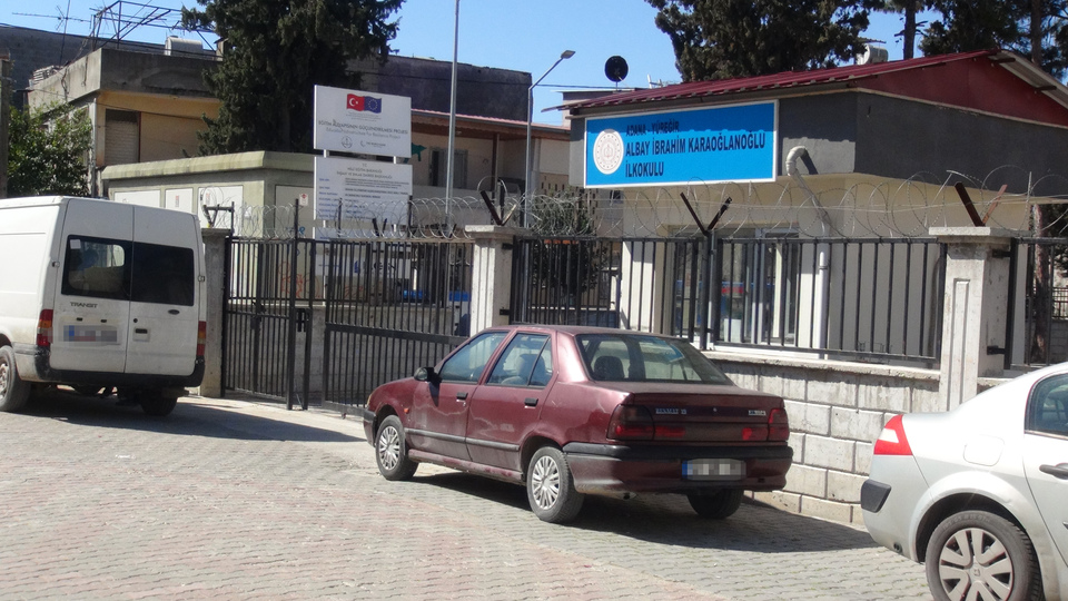 Zorba dehşet saçtı! Okuldaki görevliyi kaçırdı