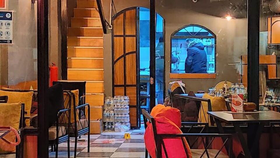 Taksim'deki kafede 2 kişi silahla vuruldu