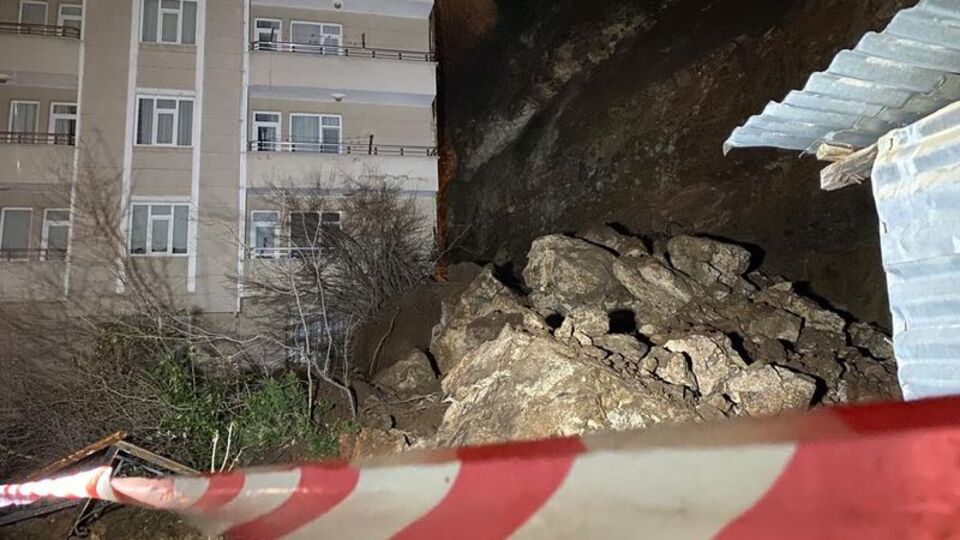 Samsun'da heyelan: 5 katlı bina boşaltıldı