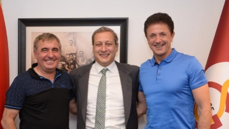 Hagi ve Popescu, Barça maçına geliyor