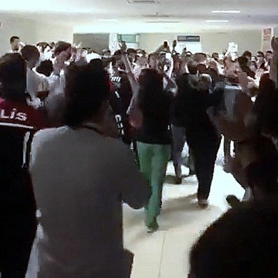 Doktora şiddette alkışlı protesto ile taburcu edildi!