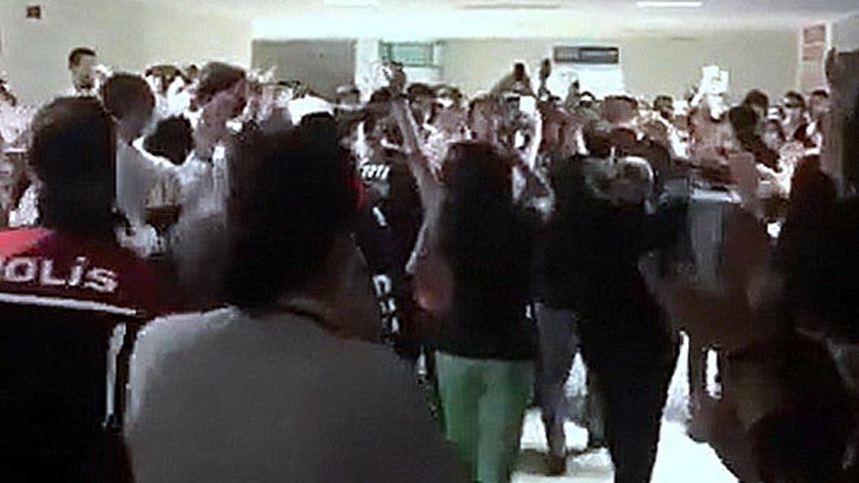 Doktora şiddette alkışlı protesto ile taburcu edildi!