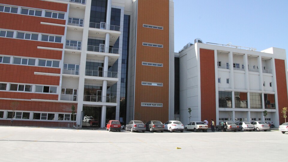 Bu kez tutuklu hasta doktora saldırdı!