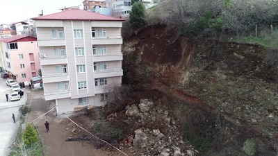 5 katlı binada heyelan paniği yaşandı!