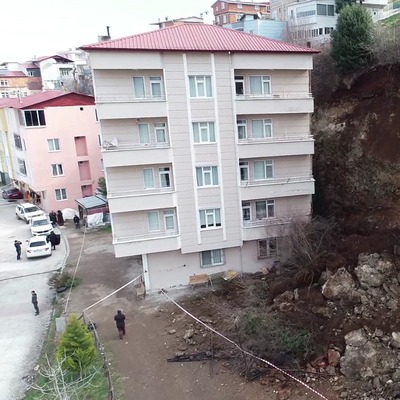 5 katlı binada heyelan paniği yaşandı!