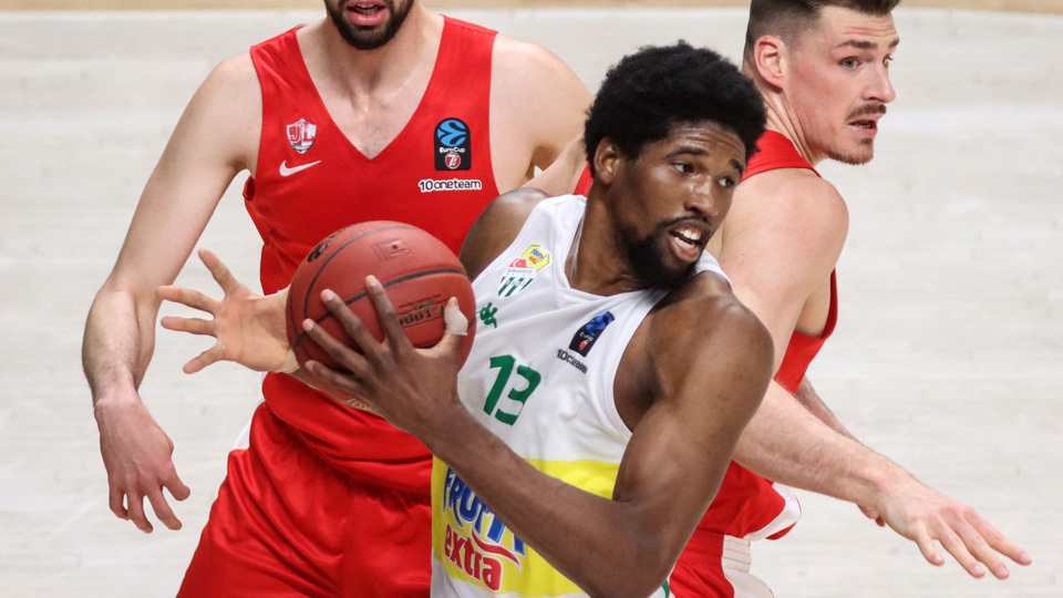 Timsah evinde kazandı