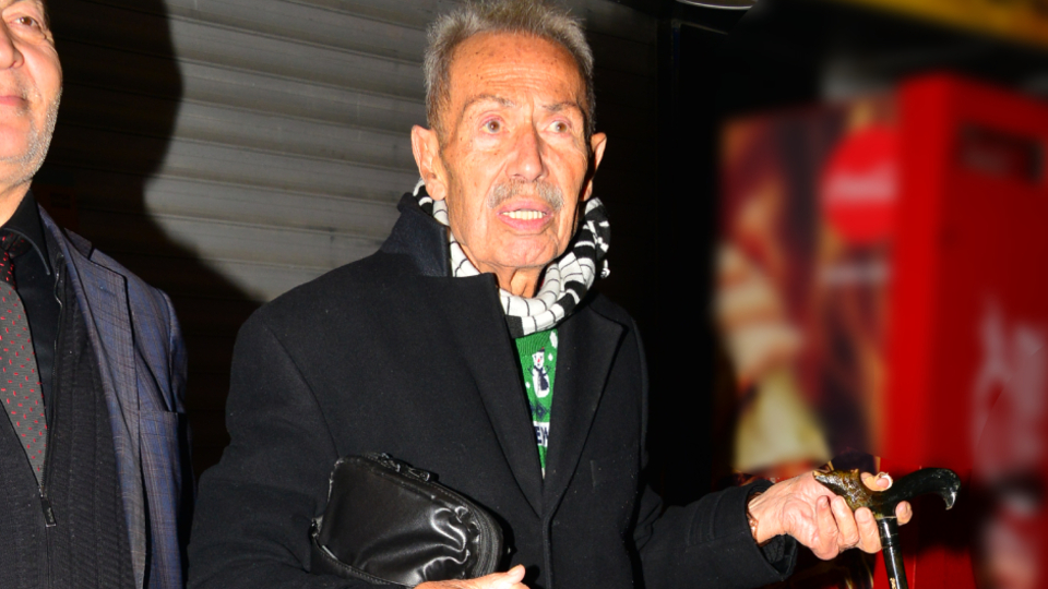 Taksi bulamayınca, gazeteciler evine bıraktı