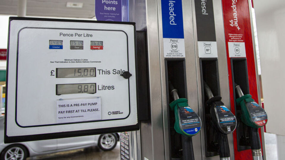 İngiltere'de akaryakıt fiyatları rekor tazeledi