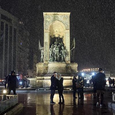İstanbul'da kar yağışı etkisini sürdürüyor