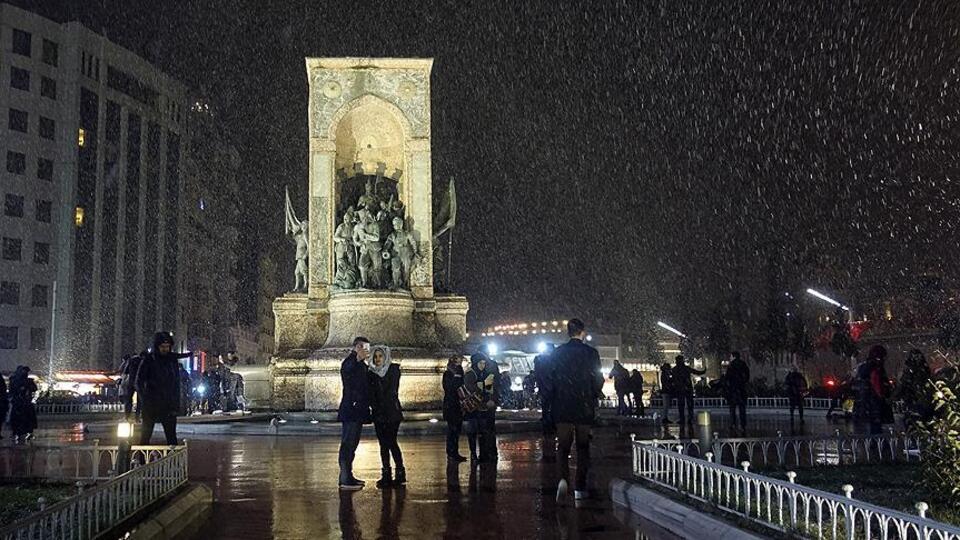 İstanbul'da kar yağışı etkisini sürdürüyor