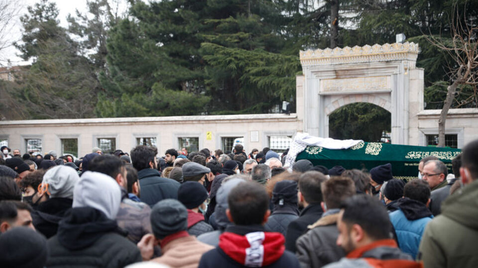 AVM'de tüfekle öldürülen Yağmur Sönmez toprağa verildi