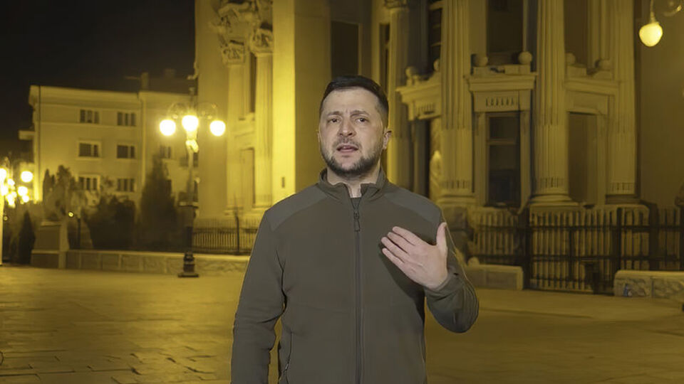 Ukrayna'da bazı siyasi partilerin faaliyetleri askıya alındı