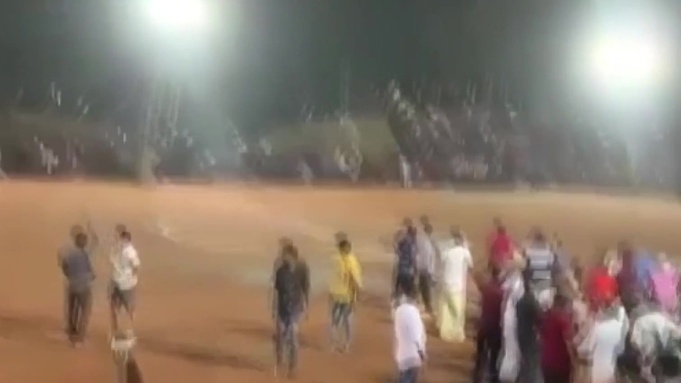 Hindistan'da tribün çöktü: 200 yaralı