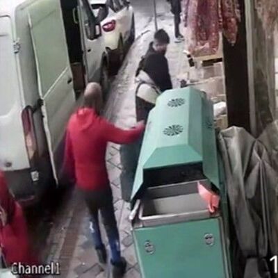 Sebepsiz yere çocuğa vurdu!