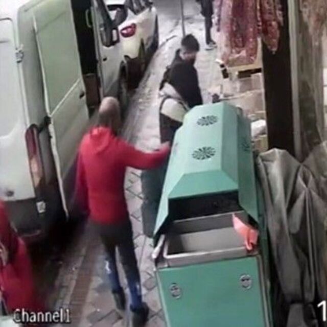Sebepsiz yere çocuğa vurdu!