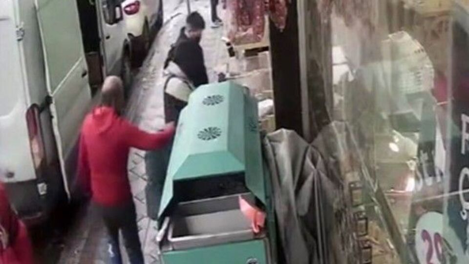 Sebepsiz yere çocuğa vurdu!