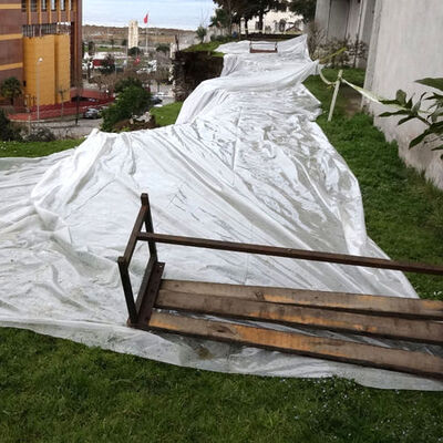 Heyelan sonrası boşaltılan sitede naylonlu önlem