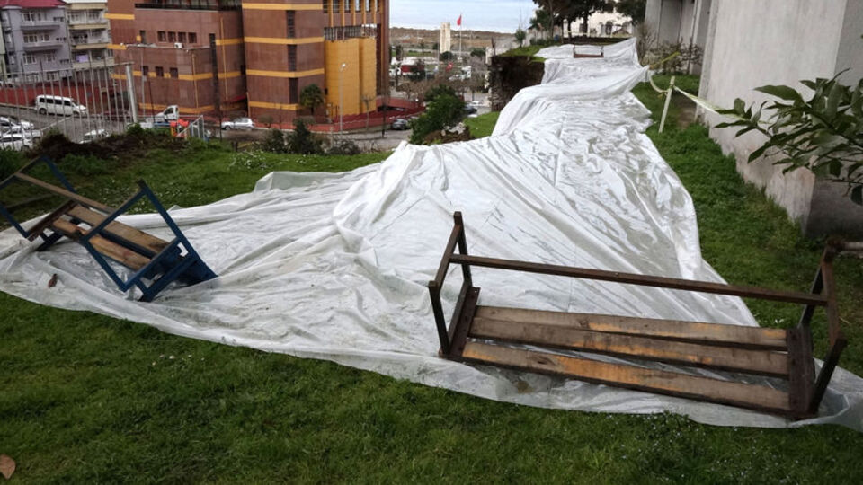 Heyelan sonrası boşaltılan sitede naylonlu önlem