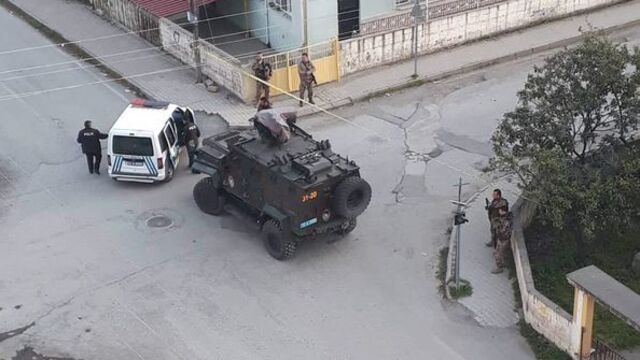 Polisten kaçıp yol kenarına attılar