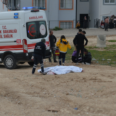 Boşanmak isteyen karısını kızının yanında başından vurdu!