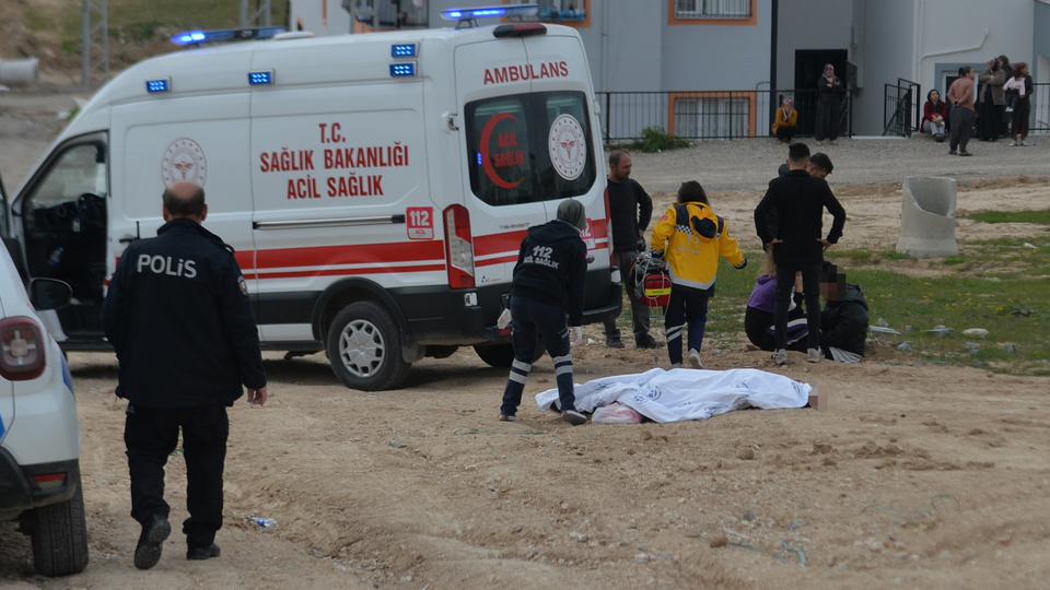 Boşanmak isteyen karısını kızının yanında başından vurdu!