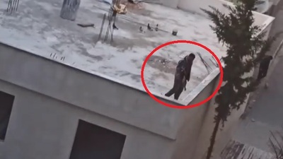 Resmen vahşet! Yavru köpeği çatıdan attı