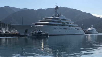 Gözlerin çevrildiği yata yaklaşan teknelere sirenli uyarı